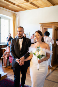 Hochzeitspaar beim einlaufen in Trauungssaal