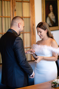 Hochzeitspaar beim Ringe verteilen Schöftland
