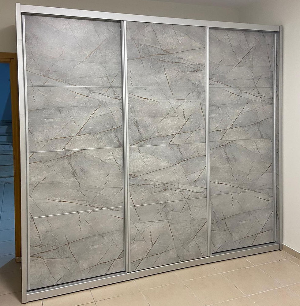 SHOSH ארון הזזה בצבעים דמוי שיש ומסגרת אלומיניום כסופה