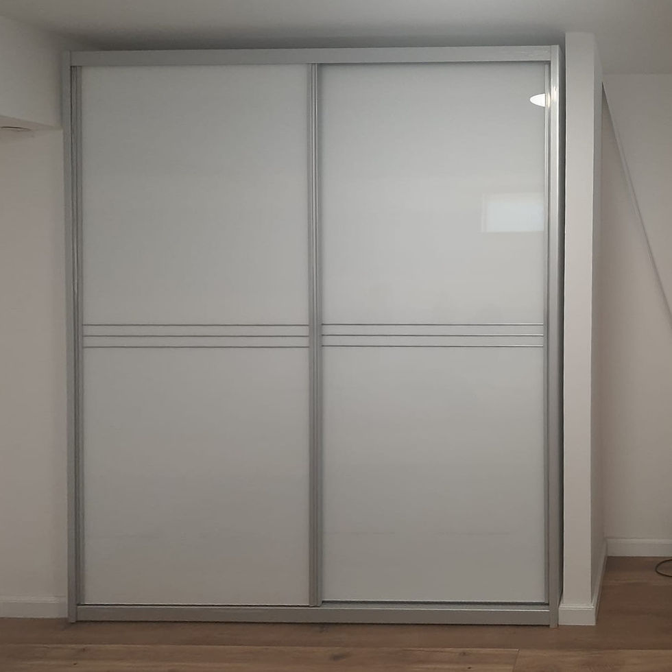 תמונה ממוזערת: WhiteBird ארון זכוכית בצבע לבן עם אלומיניום בצבע כסוף