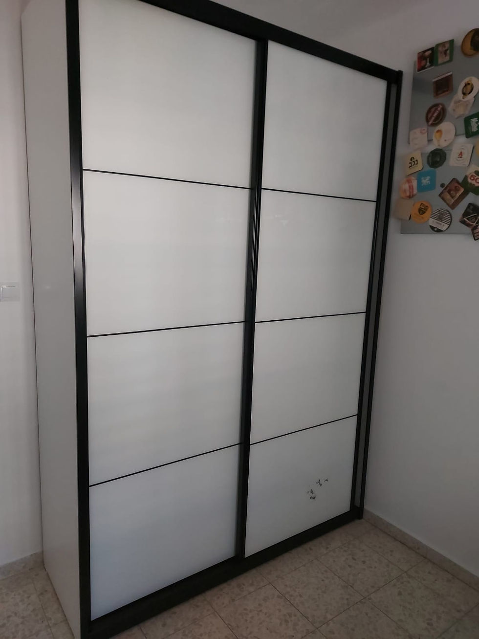 תמונה ממוזערת: Glass Zebra ארון זברה שחור לבן עם דלתות זכוכית
