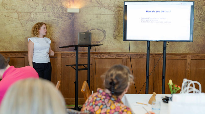 Yuval Ackerman presenting at Lounge by the Sea 2024-2.jpg