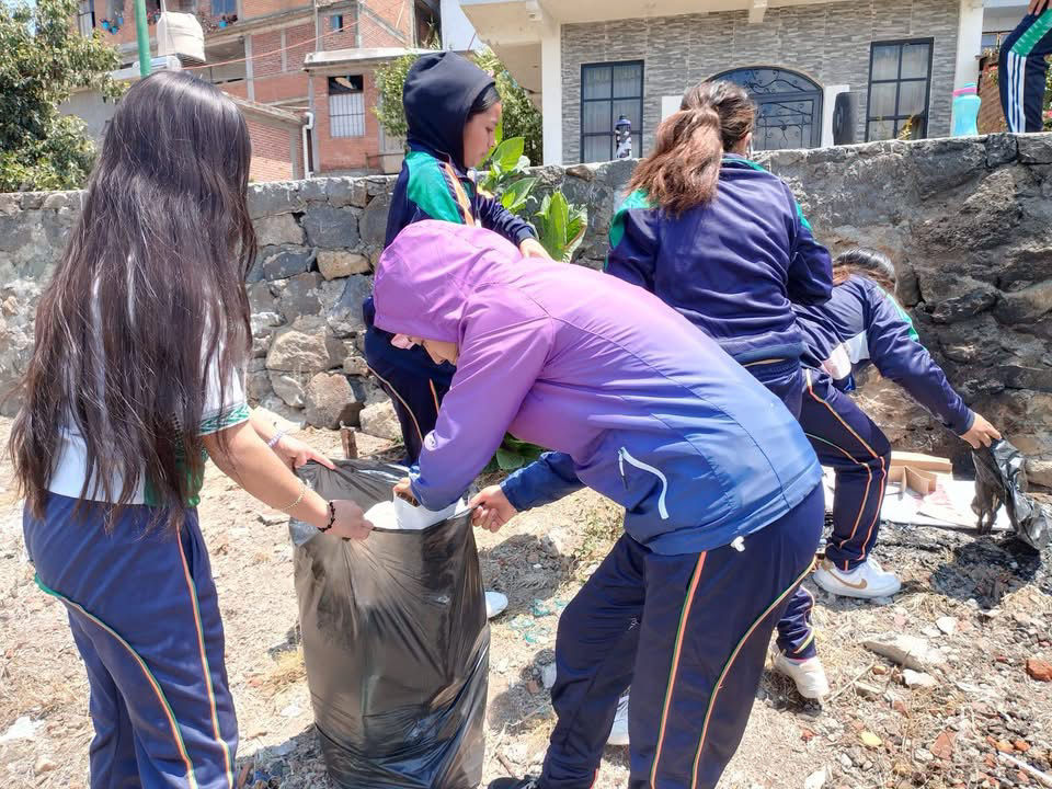 Estudiantes del Cecytem se unen para limpiar la Isla de Janitzio