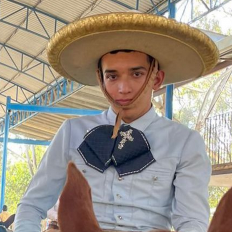Joven Patzcuarense logra primer lugar en el  récord nacional de charro completo