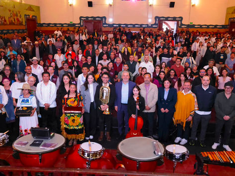 Bedolla y Claudia Curiel impulsan la cultura con entrega de instrumentos a 6 bandas musicales en Pátzcuaro