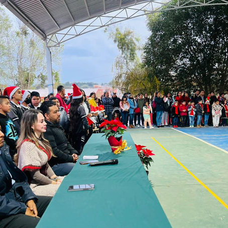 Samanta Flores cumple inaugurando aula durante emotiva posada navideña de Primaria Itzihuapa
