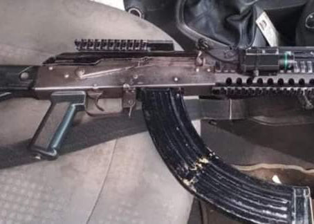 DETIENEN EN PÁTZCUARO A UNA PAREJA EN POSESIÓN DE UN FUSIL AK-47 Y UN AUTO ROBADO