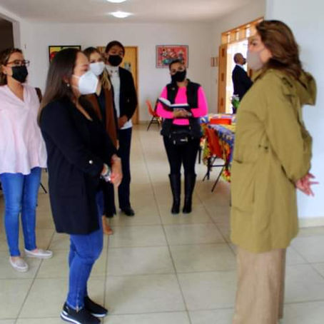 Martha Aguilar Tovar recibe a Grisel Tello Pimentel en las instalaciones del DIF de Pátzcuaro