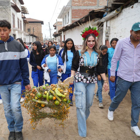 En Cuanajo Samanta Flores premia a ganadores del Concurso de Tapetes de Aserrín