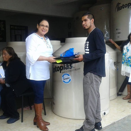 ENTREGAN APOYOS A POBLADORES DEL DISTRITO XV CON CABECERA EN PÁTZCUARO