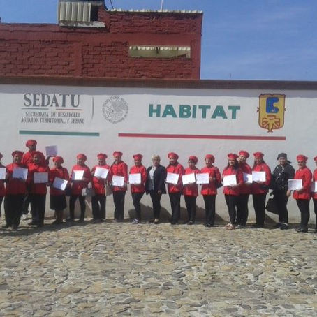 REALIZAN ENTREGA DE CERTIFICADOS EN EL CENTRO COMUNITARIO ERÉNDIRA