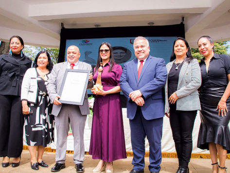 Recibe Mireya Aguilar presea “Amalia Solórzano” en Tacámbaro