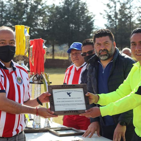 MARTÍN MOLINA ASISTE A FINAL DEL TORNEO DE FÚTBOL EN TZINTZUNTZAN