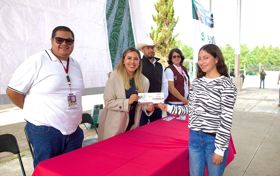 Entrega de Becas Benito Juárez fortalece a la juventud de Salvador Escalante: Dayana Pérez