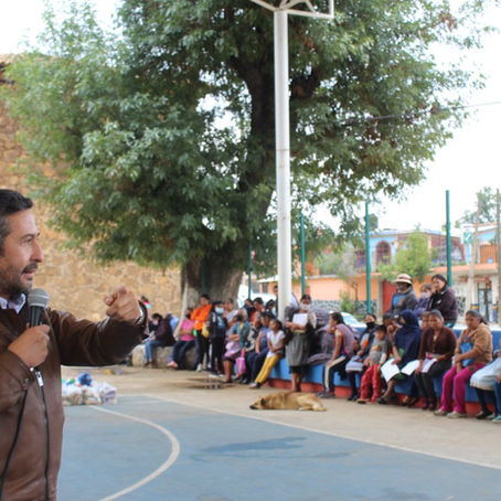 VÍCTOR BAEZ ENTREGA APOYOS EN LA TENENCIA DE SANTA ANA CHAPITIRO
