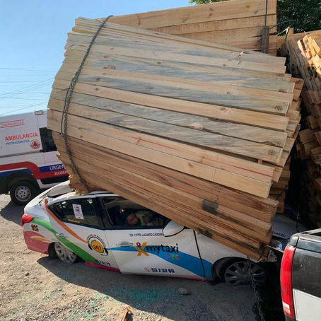 TAXISTA QUEDA PRENSADO ENTRE TONELADAS DE MADERA EN LÁZARO CÁRDENAS