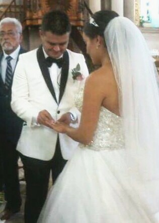 Entregando el anillo.