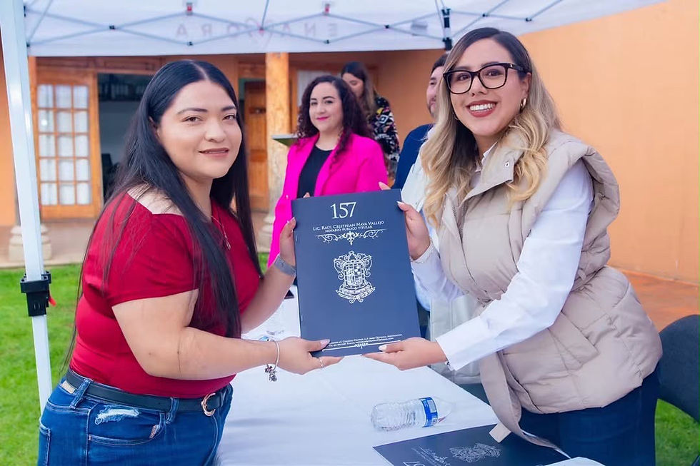 Dayana Pérez Mendoza entrega escrituras a familias de la colonia Jesús Pérez Gaona