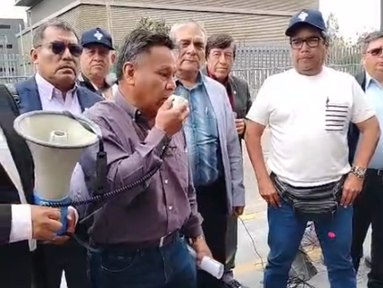 Plantón docente en el MINEDU continúa mientras más de 40 universidades mantienen la huelga