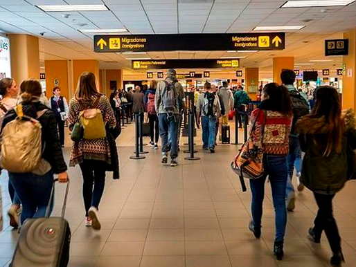 Solo hay combustible para aerolĂneas durante 7 dĂas: HabrĂĄ aumento en pasajes aĂ©reos