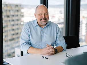 Lars Pauly, CEO Colmobil, mit dem neuen vollelektrischen JAECOO 5 BEV