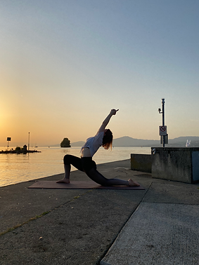 Laetitia, professeure de Hatha Yoga certifiée 500H, Alaya Yoga à Rennaz, au bord du lac.