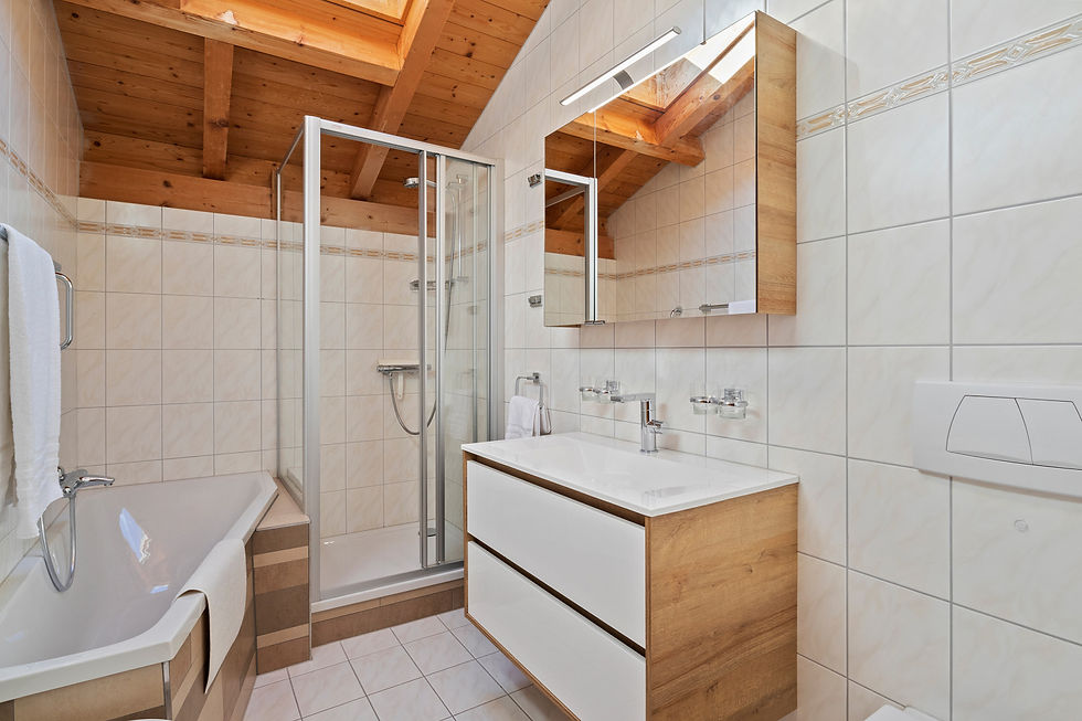 Grote badkamer boven met toilet, douche en zeemeermin ligbad