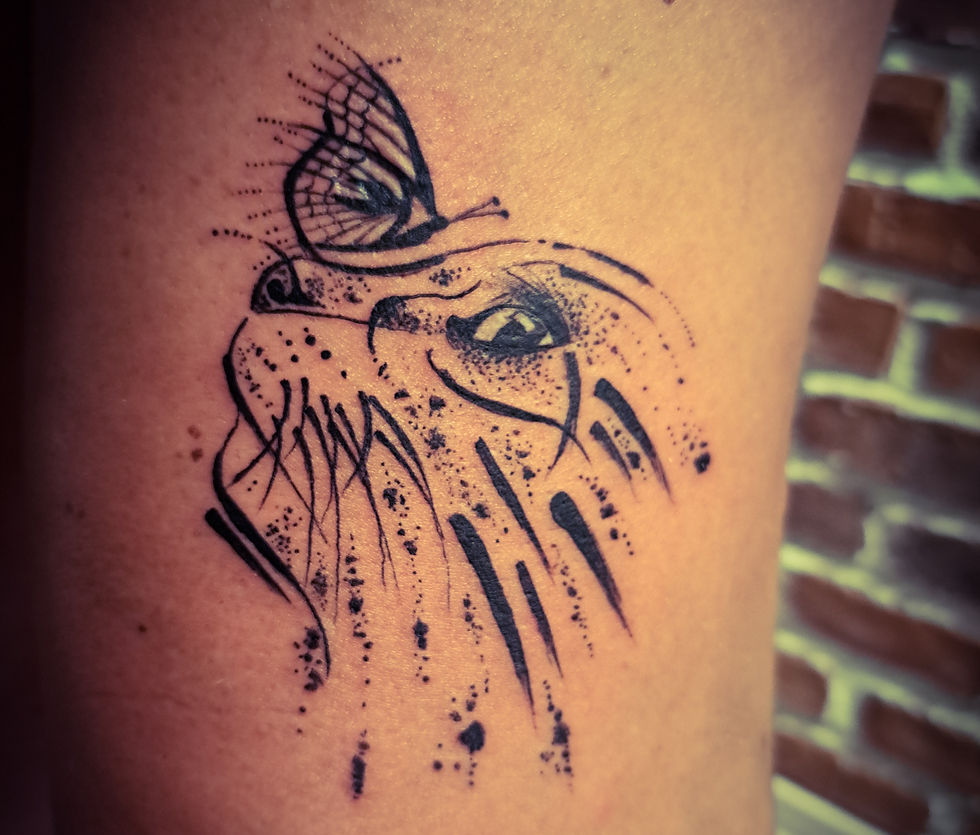 Nahaufnahme eines frisch gestochenen Tattoos auf dem Unterarm mit leichter Rötung