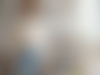 Mutter die ruhig und stabil SOS Übung anwendet während Kind einen Wutanfall hat - Familiencoaching München Nadja Hausen