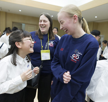 日本と世界の子どもが笑い合う写真