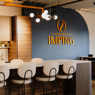 moderne Küche in der Kaffeewelt von Imping Kaffee von Detailverliebt - Interior Design Bocholt