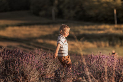 Ciepłe rodzinne kadry stworzone na lawendowym polu. Sesja rodzinna w plenerze sprawia, że dzieci nie czują się na sesji skrępowane. Mają pełną swobodę co daje w efekcie niespotykane kadry. Wykonuję dla Was sesje rodzinne. Fotograf Częstochowa, Fotograf Lubliniec, Fotograf Koziegłowy, Fotograf Myszków, Fotograf Zawiercie 