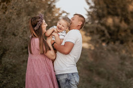 Ciepłe rodzinne kadry stworzone na lawendowym polu. Sesja rodzinna w plenerze sprawia, że dzieci nie czują się na sesji skrępowane. Mają pełną swobodę co daje w efekcie niespotykane kadry. Wykonuję dla Was sesje rodzinne. Fotograf Częstochowa, Fotograf Lubliniec, Fotograf Koziegłowy, Fotograf Myszków, Fotograf Zawiercie 