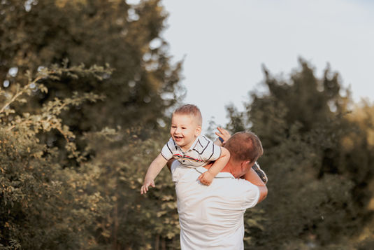 Ciepłe rodzinne kadry stworzone na lawendowym polu. Sesja rodzinna w plenerze sprawia, że dzieci nie czują się na sesji skrępowane. Mają pełną swobodę co daje w efekcie niespotykane kadry. Wykonuję dla Was sesje rodzinne. Fotograf Częstochowa, Fotograf Lubliniec, Fotograf Koziegłowy, Fotograf Myszków, Fotograf Zawiercie 