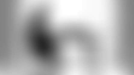 Силует на млада жена, която пише до прозорец – символ на вдъхновение, концентрация и стремеж в литературното творчество.