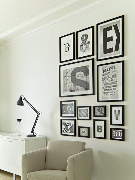 Decoración de paredes con collage de cuadros en diferentes tamaños.