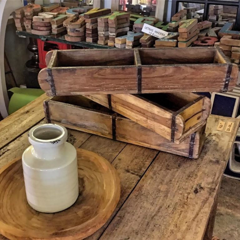 La compactación se hace utilizando un molde de madera.