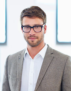 Hombre con chaqueta gris