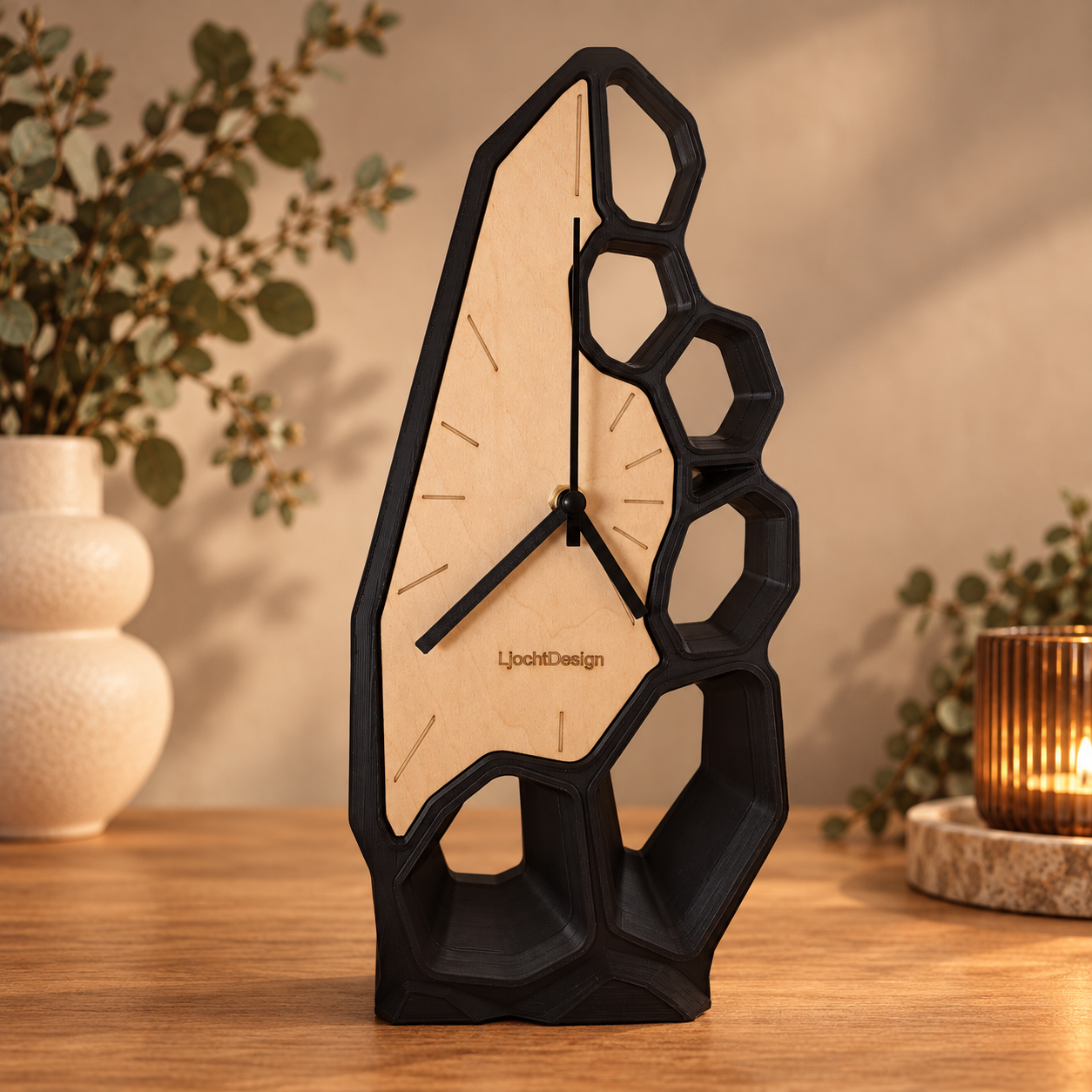Moderne zwarte design tafelklok met houten wijzerplaat en 3D-geprint frame van Ljochtdesign`