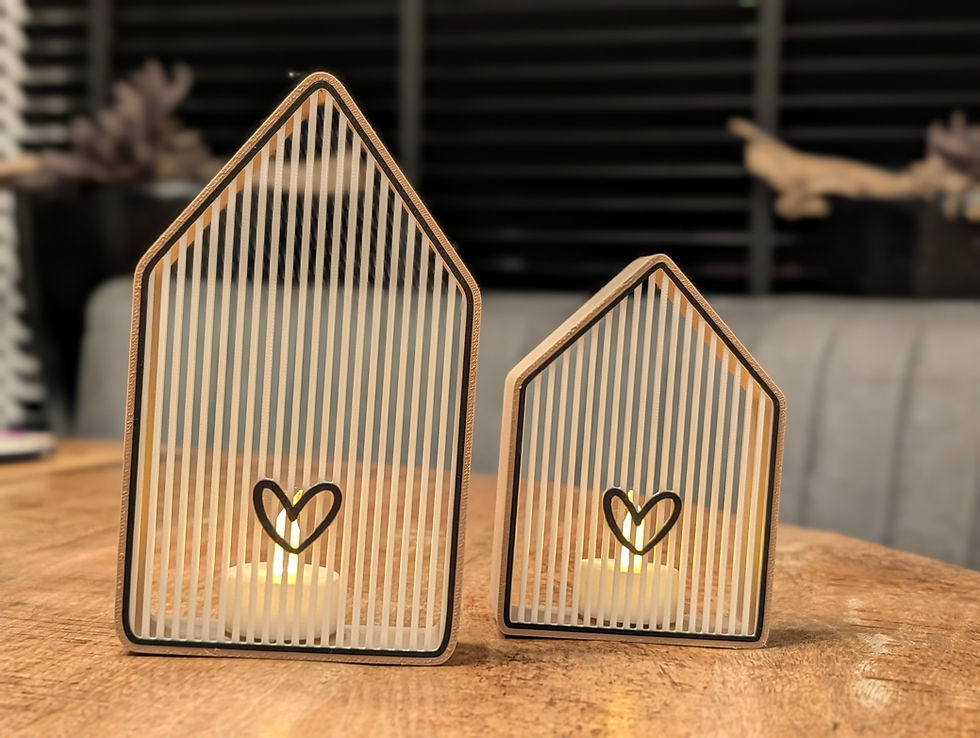Twee decoratieve huisjes met houtlook en parelmoerwitte inleg, sfeervol verlicht met warme LED-theelichtjes.