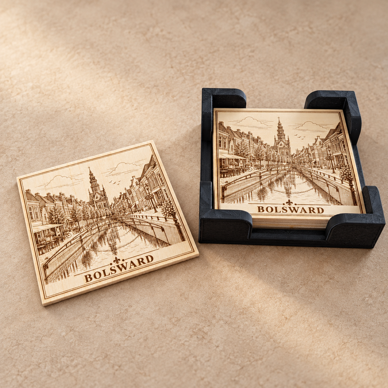 Set van 6 houten Bolsward onderzetters 10x10 cm met gelaserd stadsbeeld en zwarte 3D geprinte houder