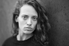 Portrait schwarz-weiss, lockige lange Haare, melancholisch