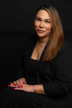 Business Portrait einer professionellen Frau für Bewerbungen, Webseite und Social Media vor schwarzem Hintergrund im Studio.