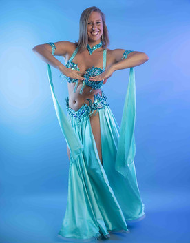 Belly Dance Tänzerin Portrait im Studio mit kreativem blauen Hintergrund in Zürich-West bei Sabrina Fiechter.