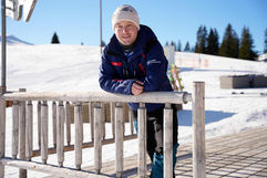 Juskila Lenk Swiss-Ski Portrait für Zeitung - Geländer lehnend Niklaus Mächler