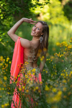 Bellydance in der Blumenwiese