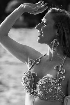 Portrait in schwarz-weiss, Bellydance am Thunersee bei Sonnenaufgang