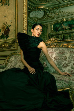 Madrid Lindsay Adler als Creative Director - Model in schwarzem Designer Kleid und türkis Einfärbung