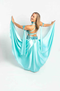 Tänzerin mit blauem Kleid auf weissem Hintergrund