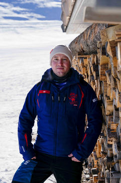 Juskila Lenk Swiss-Ski Portrait für Zeitung - Holzwand Niklaus Mächler